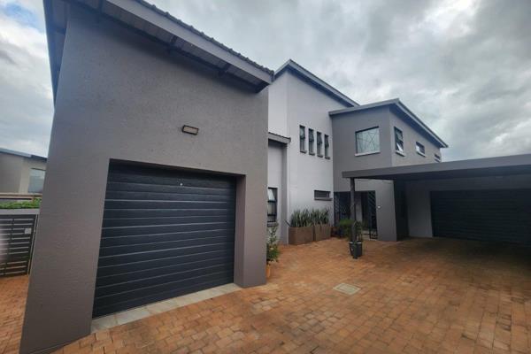 Beautiful and Specious 4 bedrooms home all 4 room s with en-suits bedrooms, beautiful open plan kitchen that flows to dinning room ...