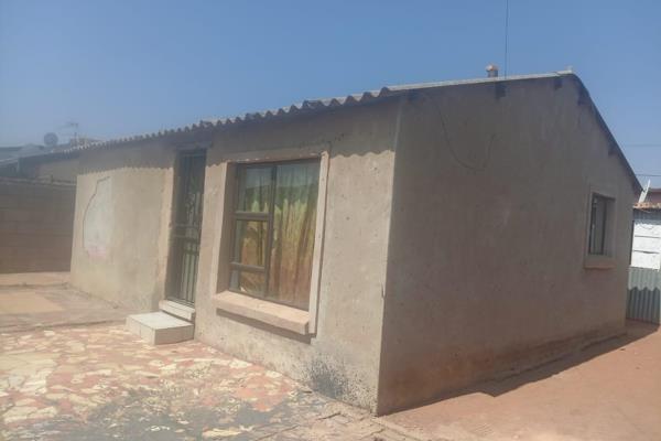 Soweto  4  room  house

2  bedrooms house to rent in Klipspruit, lounge, kitchen, bathroom - parking available electricity  inclusive - ...