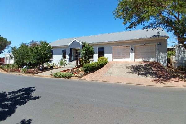 Are you looking for:
- A house in undeniably one of the best areas of Moorreesburg?
- Ample covered parking?
- The added bonus of a ...