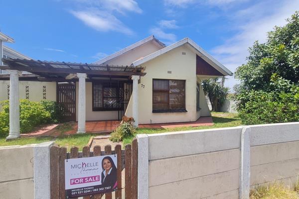 This corner property offers space inside and outside the home.

This home offers the following:
- 5 bedrooms
- lounge
- dining ...