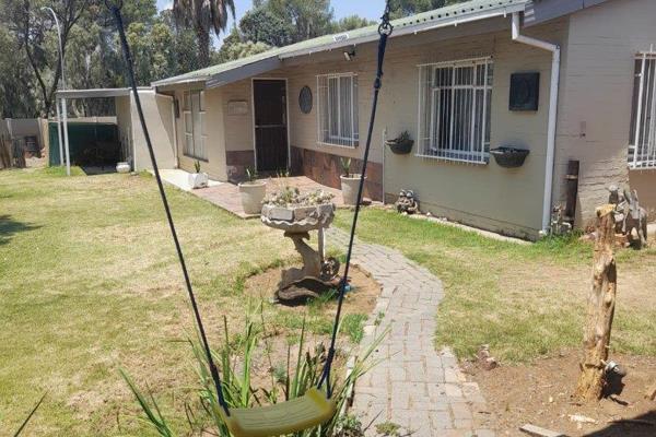 This  beautiful family home is for Sale in Uitsig. Have a nice swimming pool to cool off in these hot summer days.  It&#39;s situated ...