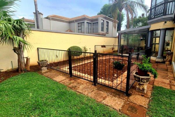 This spacious home is located in a sought-after complex in Highveld, Centurion. The ...