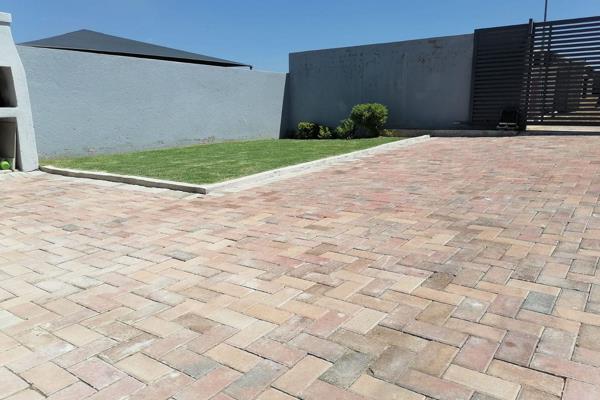 Riverside View - R920 000
A wide open two bedrooms house availeble for sale  in Riverside View . the yard also so big 

Separate tiled ...