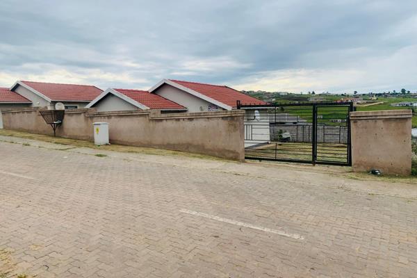 3 Bed 1 Bath Free Standing House on a spacious yard that is walled all round, in one of Mthatha&#39;s archaic neighbourhoods.

This ...