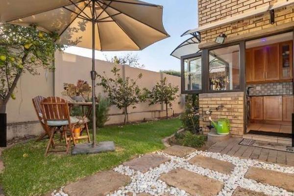 1 March occupation
This delightful home is very close to Montecasino
Bright and sunny and open plan, this delightful home offers the ...