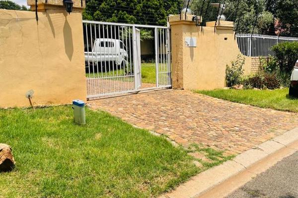 Don&#39;t miss out on an absolutely stunning family home for rent in Northcliff 


This wonderful spacious  free-standing home is ...