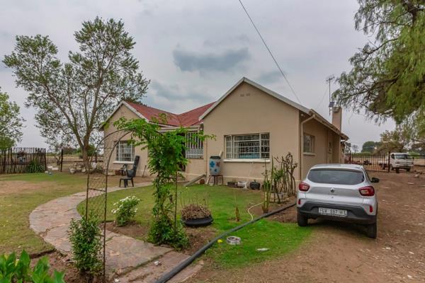 A 2.2Ha smallholding near just a few minutes drive away from Kroonstad south and all its ameneties.

The home has a farm style house ...