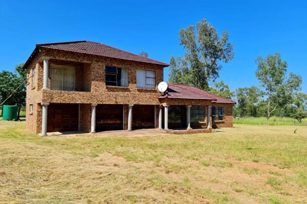 Exclusive mandate !!
This 6-bedroom house in Grootvlei is 200 meters from the R101 tarmac and 5 minutes from the Murray Hill / N1 ...