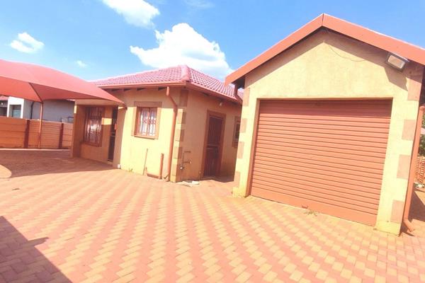 This property offers the following
Two bedrooms
Two bathrooms
Kitchen
Lounge and dining area

Walled and gated
Singe garage