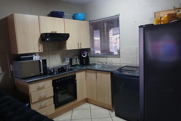 A 1 bedroom unit in Reef Acres krugersrus springs for rent, kitchen with built in cupboards, bedroom with fitted wardrobe and a ...