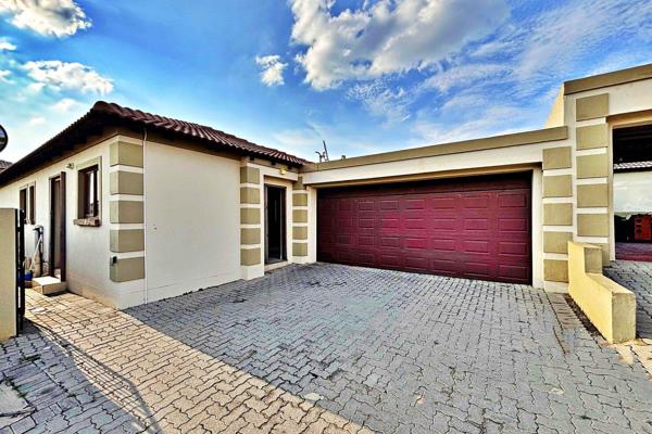 Stunning 3 Bedroom, 2 Bath Townhouse IN A NICE ESTATE Centurion
This charming townhouse in The Reeds, Centurion, presents an ideal ...