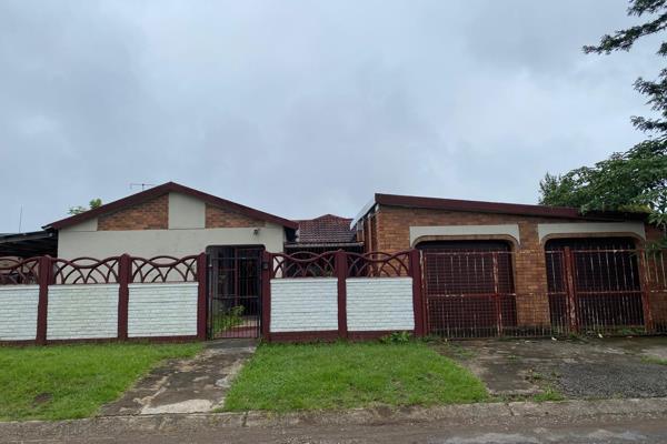 Sizwe Mlungwana properties presents this spacious family home situated in a quiet area.

The home boasts the following:-

Has 2  ...