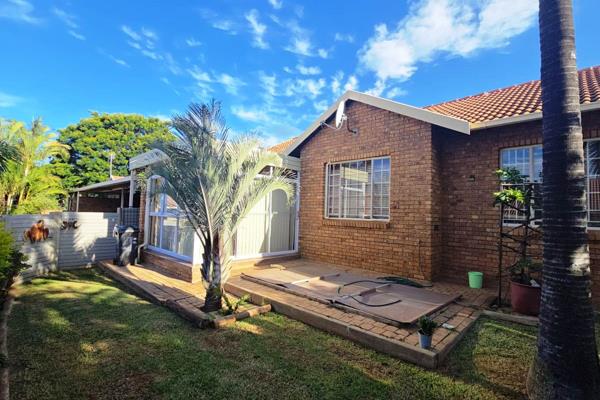 This property offers the following
Three bedrooms main en suit
Two bathrooms
Kitchen
Lounge and dining area
Sun / study ...