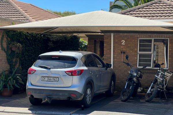 Neat Lock-up-Go Own Title Townhouse in a Small Secure Complex in Oakglen offers:

Open Plan 
Lounge
Dining Room
Neat Fitted ...