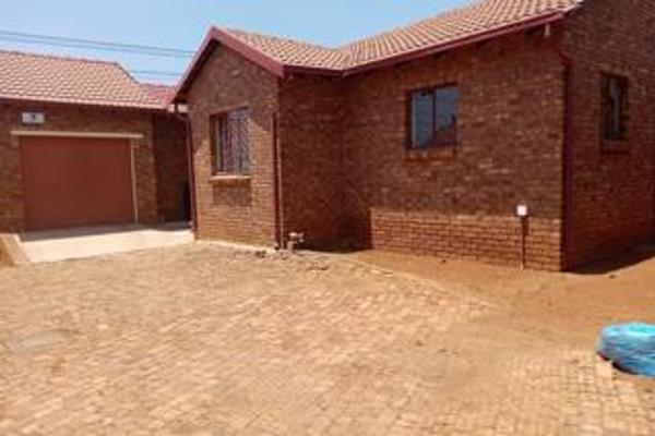 This lovely property offers:

3 Bedrooms
2 Bathrooms 
2 Living areas
Kitchen
Garage