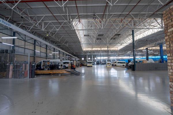 This exceptional warehouse and office space, spanning 12,779m2, is located in the heart ...