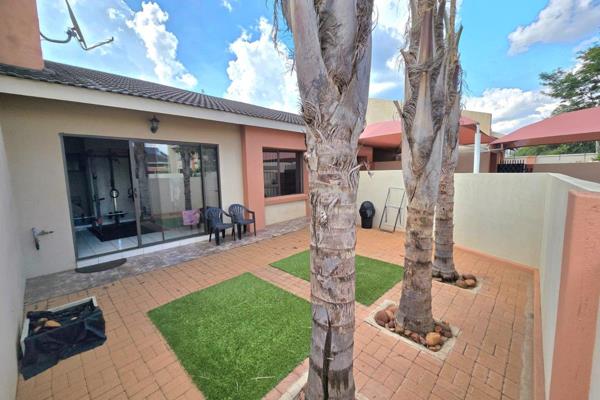 Very neat unit with enclosed braai area. Private courtyard. The open plan area is airconditioned!! Master bedroom has on suite full ...