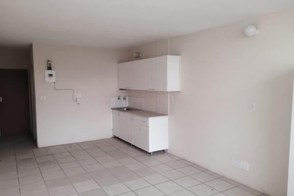 Charming Bachelor Unit for Sale in Secure Kempton Park Complex
This delightful 31m and ...