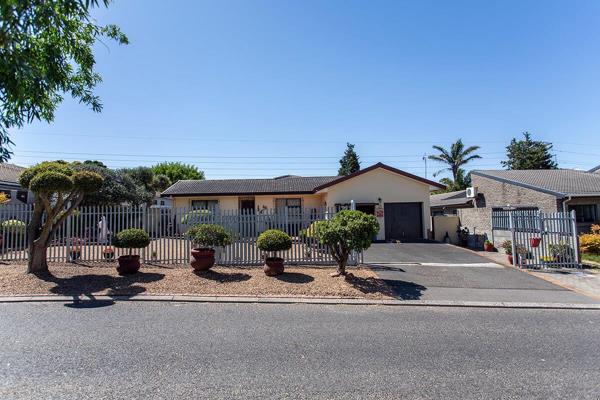 Stunning, very neat family house in the middle of blommendal. Double garage with ...