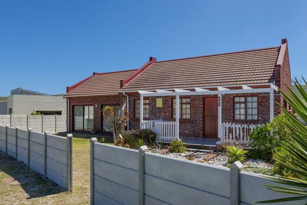 This face-brick, 2-bedroom house in Agulhas is ideal as a family home or holiday home. Designed for relaxed living, the open-plan ...