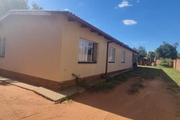 This7 bedroom guest house is situated in a quite area. five bedrooms have their own toilets, bathrooms or showers. Each bedroom has ...