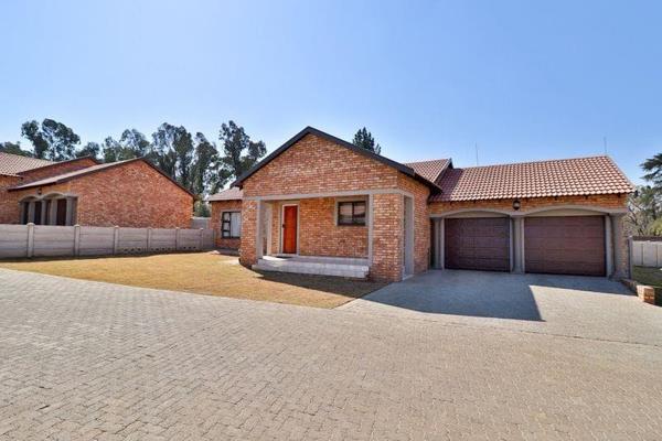 Very neat Townhouse to Rent in Kookrus/Kliprivier area in Meyerton.
Near the Shopping center and easy exit to R59.
2 Bedrooms with ...