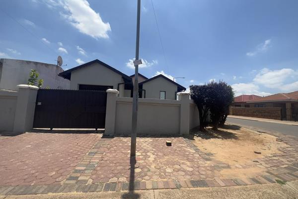 Beautiful 3 bedroom house for rental in the heart of Kagiso. 
Rent R6000
Deposit R6000
Rey deposit R200
Application fee R500
water ...