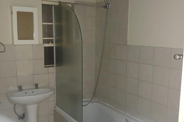 A loft 2 bedroom apartment available to rent, available immediately or 1 March 2025
 
The complex is situated close to Boulders Mall ...