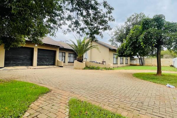 Sole mandate !!!
This property offers you 3 bedrooms and 2 bathrooms.
All rooms have BIC. Spacious dining room and lounge.
Kitchen ...