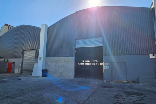 This well-equipped industrial warehouse in Eiland Park, Paarl, offers a spacious 1,474m2 ...