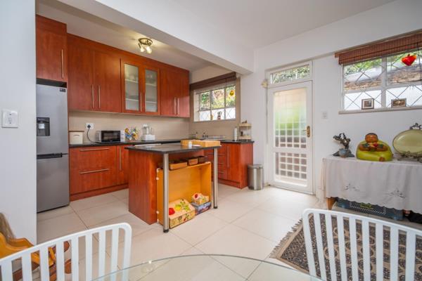 Nestled in the heart of Craighall Park, this delightful upstairs apartment offers a perfect blend of comfort, convenience, and modern ...