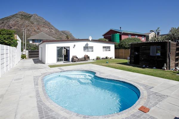 3 bedroom house in Muizenberg 
Don&#39;t miss the chance to own your dream home! This stunning property boasts three roomy bedrooms ...