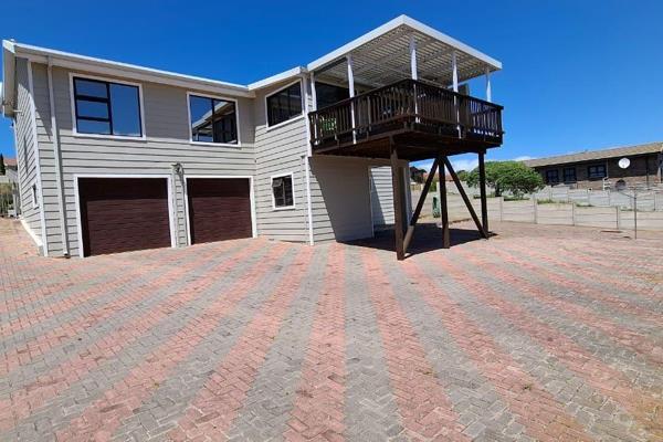 This Nutec-Home is in Reebok and close by to the local beach and essential amenities in Great Brakriver.

UPPER LEVEL:
The entrance ...