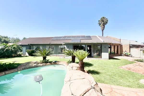 A stunning 3 Bedroom Family home, with a, stunning Garden and Lapa space.
That is not all this property is 90% off the grid
This well ...