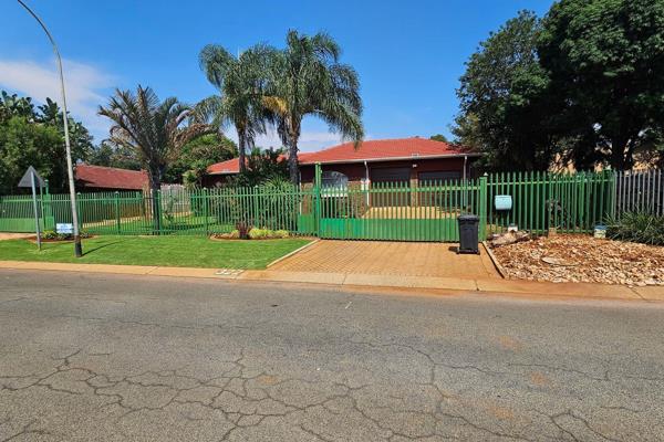 This exquisite and spacious 4-bedroom home is situated in the sought-after suburb of Eldoraigne. Boasting modern conveniences ...