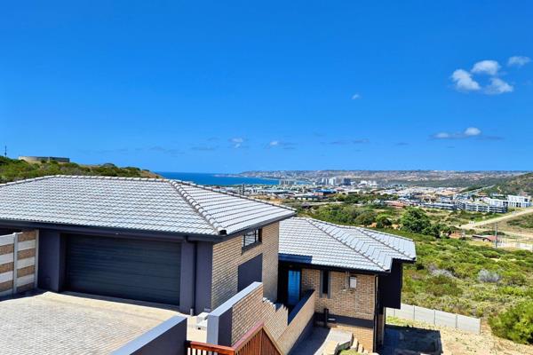 This stunning double storey duet in Seemeeu Park offers breathtaking greenbelt and ocean ...