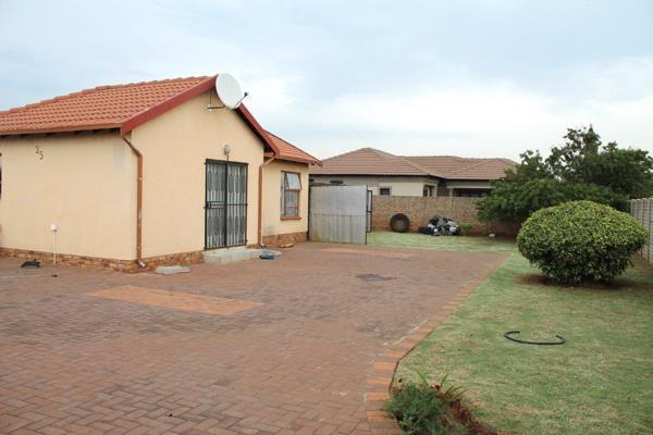 This charming 3-bedroom home is situated on a large 624sqm fully walled stand, offering security and space!

? Features include:
?? ...