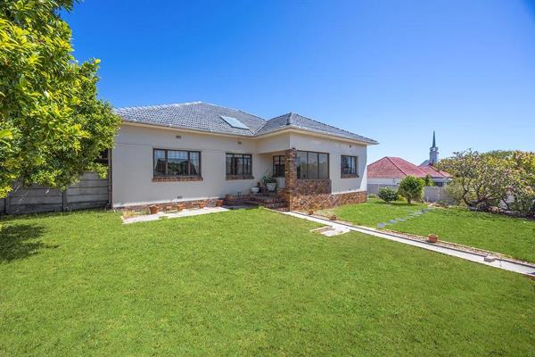 This lovely Milnerton home is unspoiled and untamed.

Oregon Pine Wooden floors throughout, oozing character.

It has 3 spacious ...