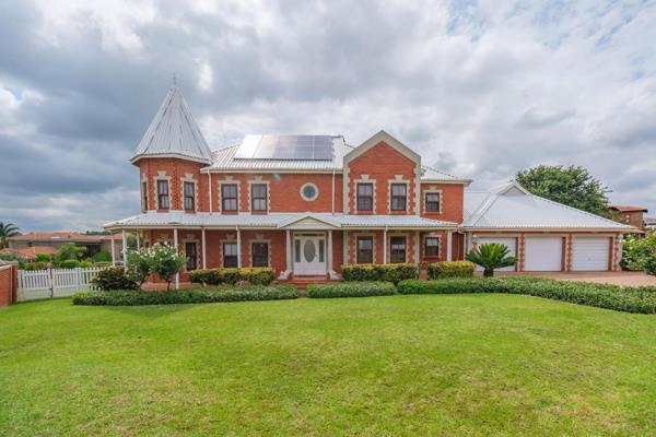 This Beautiful well maintained &quot;Castle&quot; is situated on a 2201 sqm stand. Situated in the sought after Ruimsig. Overlooking ...