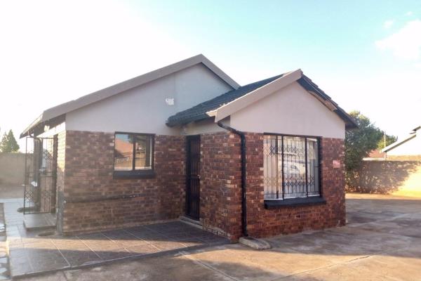 3 bedroom house to rent in Danville, mafikeng with double garage

3 bedrooms 
Lounge 
Bathroom
Kitchen 
High wall
Fully paved yard