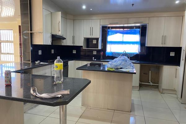 Located in a central area, this neat and tidy property boasts:


- 3 spacious bedrooms
- 1 modern bathroom
- Stylish modern finishes ...