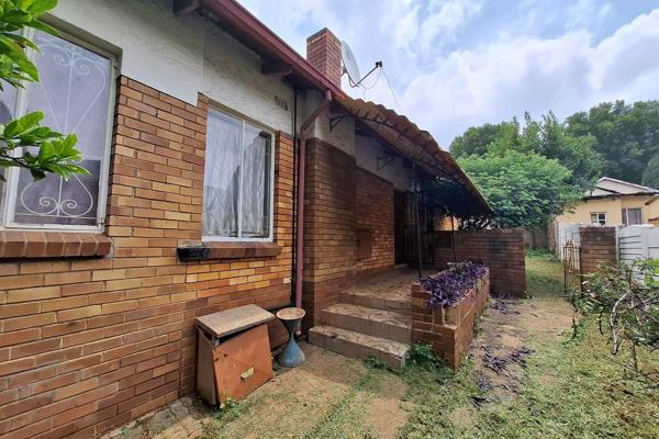 Are you looking for an investment rental opportunity?  This house features 4 bedrooms plus 2 /3  additional rooms that can be rented for accommodation income.
This classic Bez Valley house on a large 495 sq/m stand offers a spacious living environment that is situated very ...