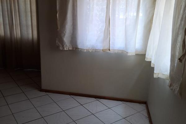 Neat one bedroom bachelor flat available in Krugersdorp West.  Own private entrance and ...