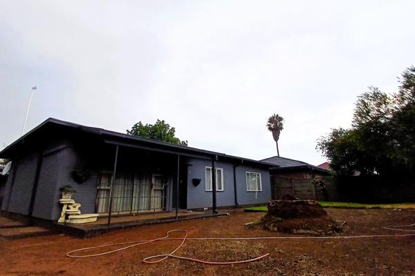 Looking for a comfortable and spacious home? This well-maintained 3-bedroom, 1.5-bathroom house in CW3 Vanderbijlpark is perfect for ...