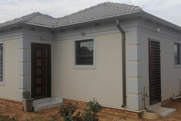 Situated in parts of Bergsig this home welcomes you to an open plan lounge and kitchen with a stand alone stove and oven. It is tiled ...