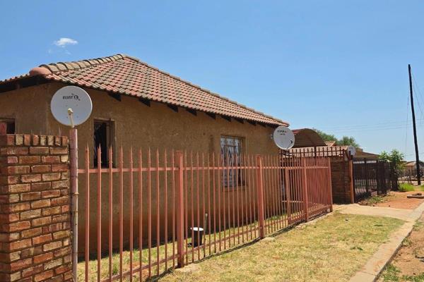 Investment Property

A 7-roomed investment property is up for grabs! This property is fully occupied and generates R13,500 per month ...