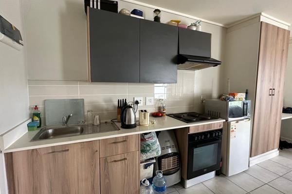 Cosy studio unit to let. 

Space for 1 appliance, white quartz counter tops and modern cabinetary. 

The bathroom has a shower only. ...