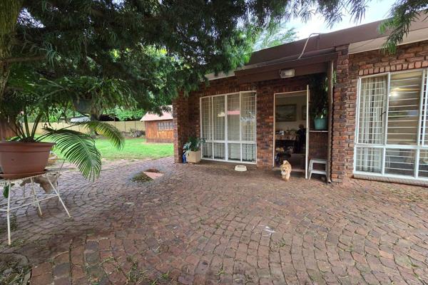 Theuns van Niekerk street gives you easy access to Ruimte and Old Johannesburg road. This garden cottage is private area that shares ...