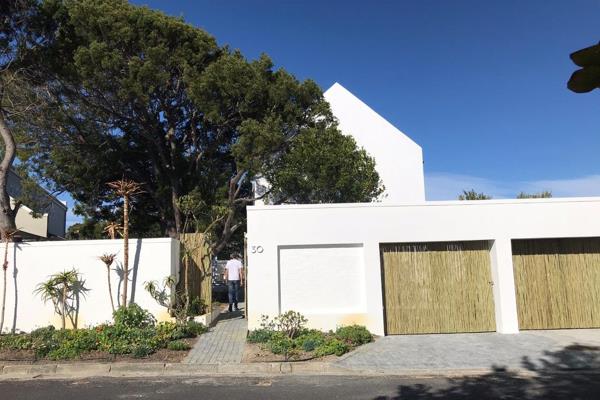 A beautifully designed cottage with its own entrance, off street parking behind an automated gate (covered).
The cottage has its own ...