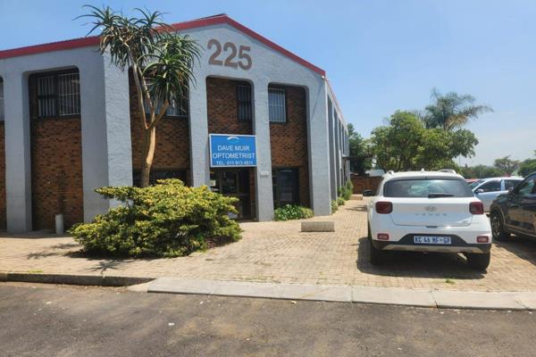 Available immediately.
R7 500 per month plus VAT.
Pristine building.
Small board room/reception.
Open plan ...